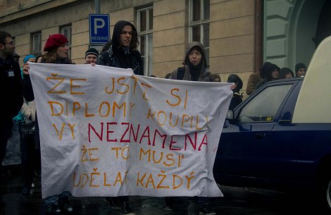 Studenti svými transparenty reflektovali dřívější situaci českého
školství
<!-- by Texy2! --> (autor: Matěj Málek)