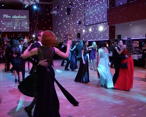 Mezi tanečníky se míhala i skotská sukně (autor: Ivana Puškarová)