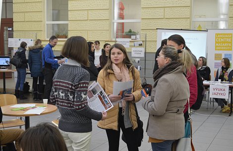 V atriu se probíraly přijímačky, obtížnost jednotlivých oborů
i uplatnění po studiu. (autor: Eva Bartáková)