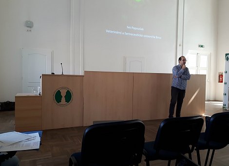 Molekulární biolog Ivo Papoušek přednášel studentům v pondělí
9. dubna. (autor: Jana Blahošová)
