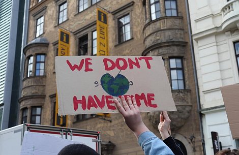 Tisícihlavý průvod studentů prošel Brnem, část z nich se přesunula
i na FSS (autor: Fridays for Future)